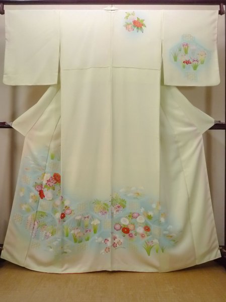 画像1: N1126O 女性用訪問着  シルク（正絹） 淡い黄緑色, ぼたん 【中古】【USED】【リサイクル】 ★★★☆☆【N1126O】 (1)